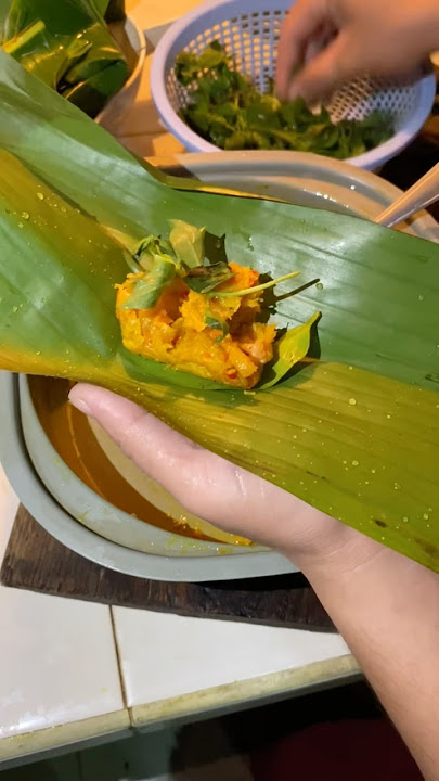 Watch the quick process of wrapping pepes using leaves! #culinary #streetfood #snacks #food