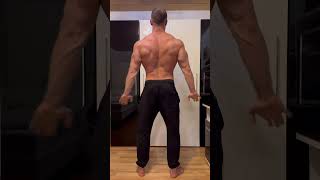 Form zieht an? #bodybuilding #mensphysique #npc #posing #mrolympia