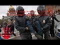 Полиция задерживает за листок в руке на день конституции. Россия