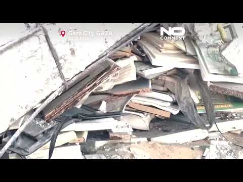 باحث فلسطيني يبحث عن كتبه بين أنقاض منزله في غزة