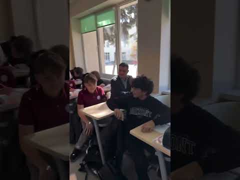 منتظرش باشید معلم