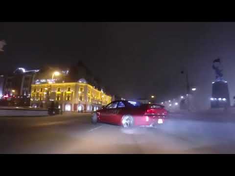 Toyota Mark II и Nissan Skyline «дрифтят» в центре Владивостока