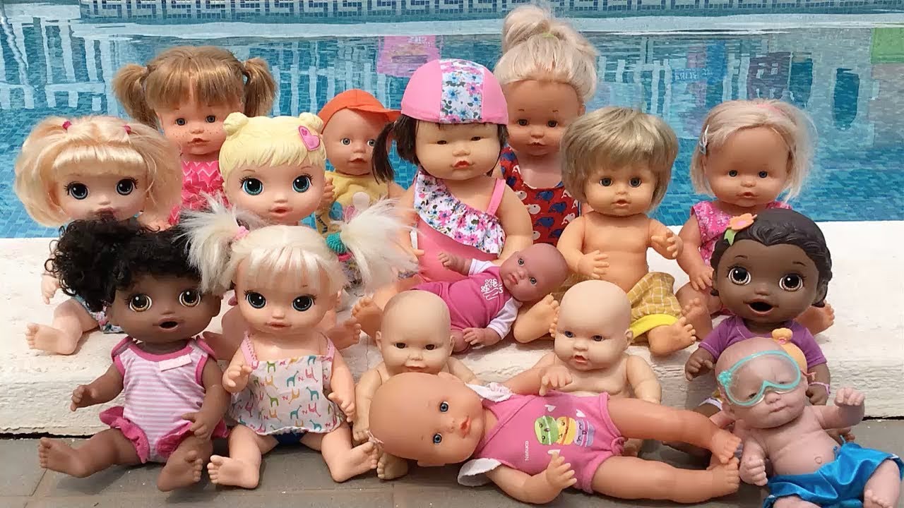Bebes nenuco Lola y Sara Baby alive en español: fiesta de muñecas en la piscina con juguetes - YouTube