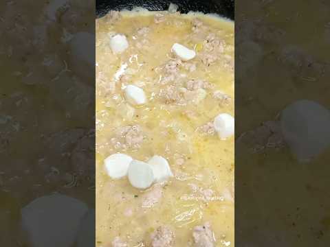 Идея на завтрак. Омлет с фаршем и сыром. 10 минут и вкусный и сытный завтрак готов.