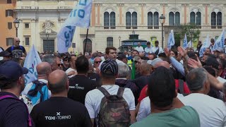 Sciopero taxi a Roma, cori da stadio e tensione al presidio: spintonato un esponente dei Radicali