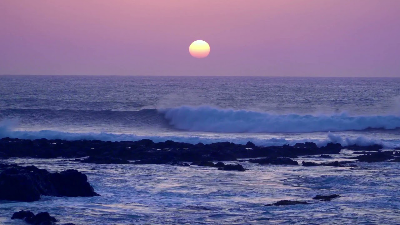 Hermoso video del atardecer en medio del mar en la playa sin copyright