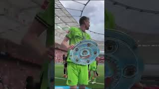 Hradecky Brings The Trophy To The Fans🏆🎉