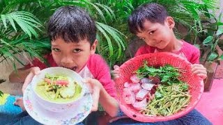 Little boy cooking morning glory spicy soups with fish, so yummy 🤤 #asmr #shorts Resimi