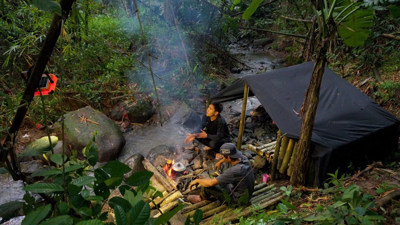 Camping Hujan di Tepi Sungai Bangun Shelter Sederhana & Dapat Umbi Tiang di Hutan