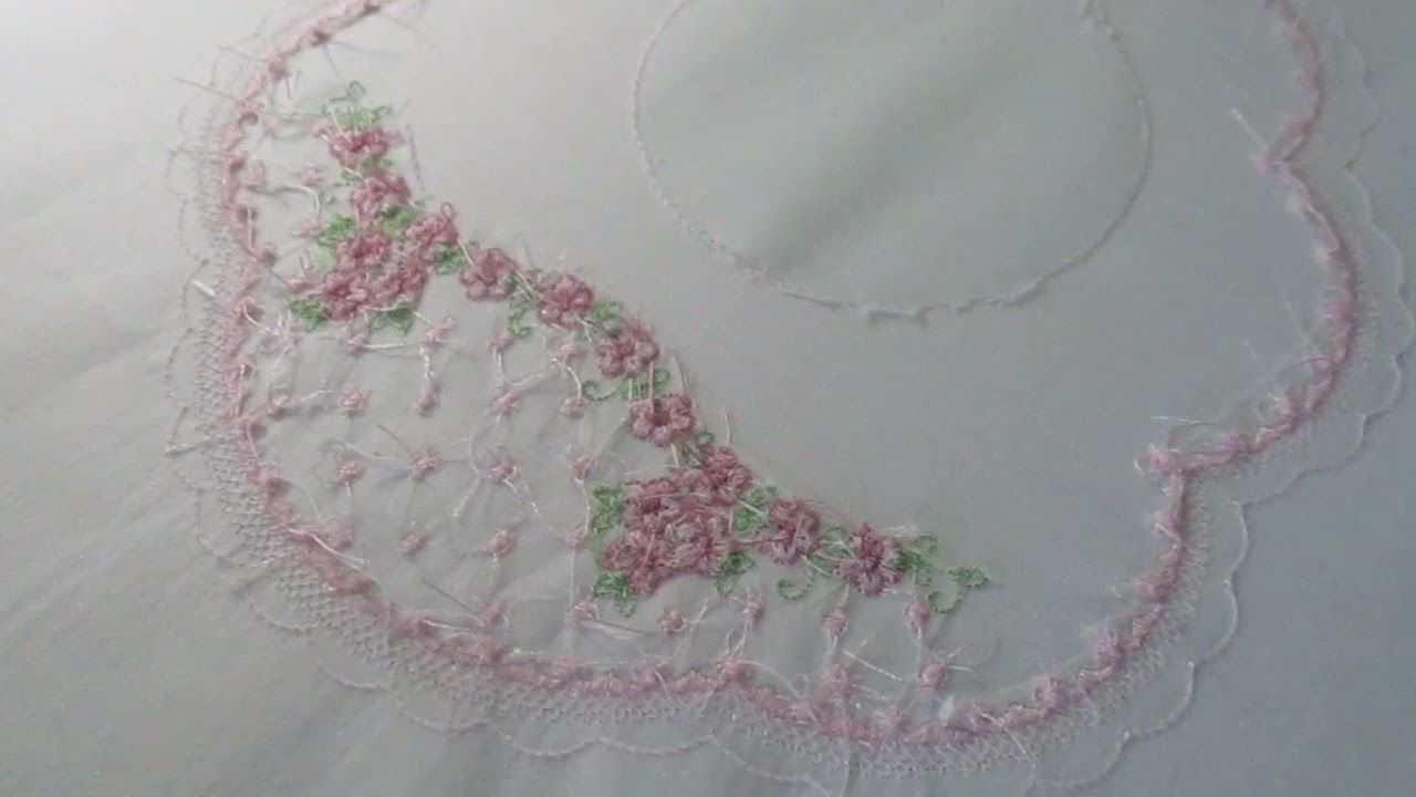 Imparare a ricamare a macchina- Come realizzare un bavaglino smerlato con la macchina da ricamo-