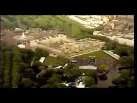 Brian May - 'God Save The Queen' on the roof of Buckingham Palace