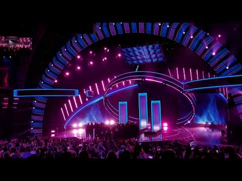Latin AMAs 2018 - Maluma Mala Mia & Extraordinary Evolution Award Acceptance - Live Performance