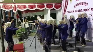 Paduan suara yang penting happy