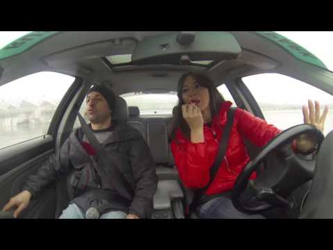 ქალი საჭესთან პომადით ხელში BMW E46