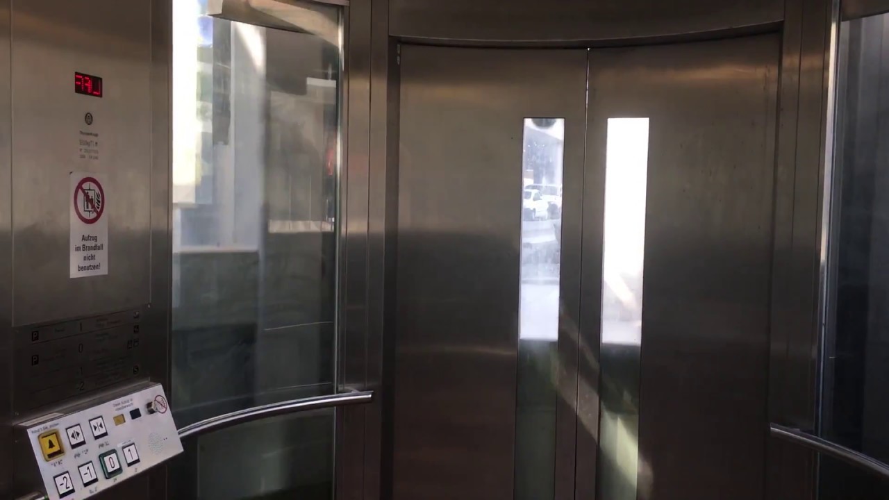 Fahrstuhl 1 ThyssenKrupp im Flughafen Hamburg Airport