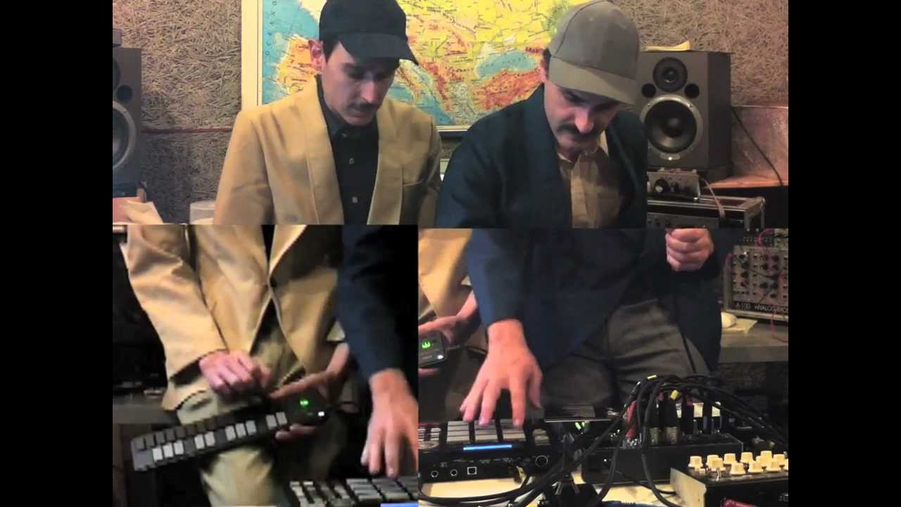 Hidrogenesse interpretan "Love Letters" en su estudio.