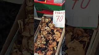 Шиповник, мушка, чернослив