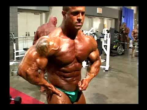 American bodybuilder Chris Bennett Pump Room (Amazing mass and
