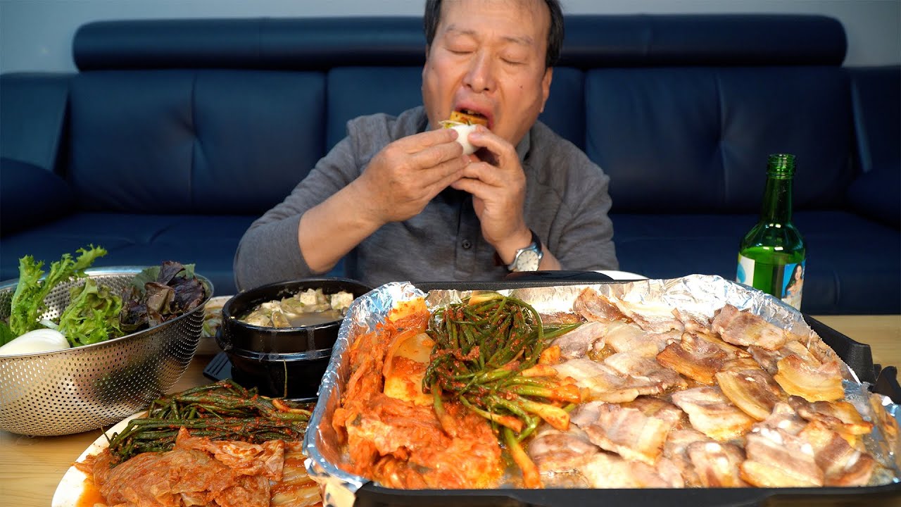 Замороженный самгёпсал, свиная грудинка с зеленым луком Кимчи - шоу еды Мукбанга.