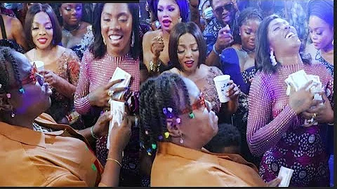 Too Much Money! Teni Spray N500 Bundles On Tiwa Savage As She Dance With Her At Her Dad's Burial.