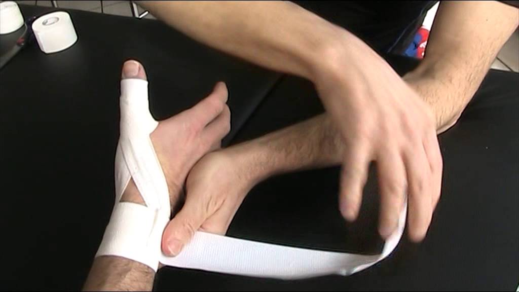 Comment réaliser un strapping pour une entorse du poignet ? - DrSport