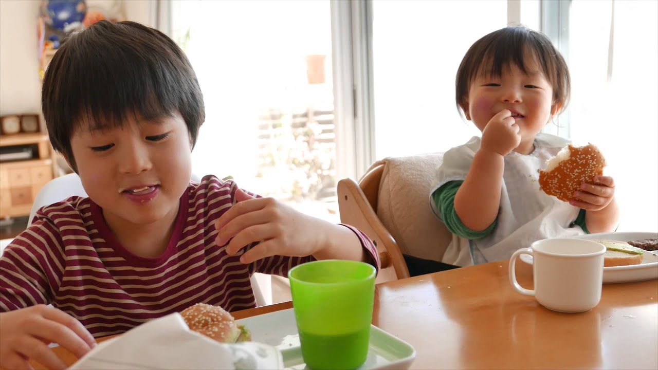 世界一ハンバーガーを美味しそうに食べる1歳児が6歳になったwithうみ Youtube 世界一ハンバーガーを美味しそうに食べる1歳児が6歳になったwithうみ Youtube