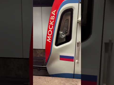 На стене #izmetro #изметро #shortsmetro #мосметро #девушка #машинист