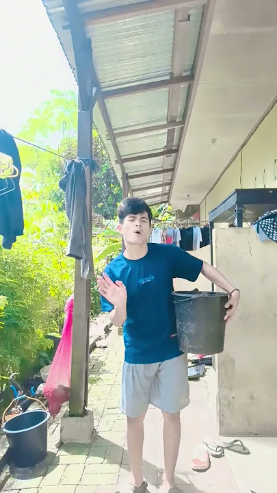 eh awas lantainya licin 😭🤣 #funny #shorts #trending #comedy #shortvideo #fyp