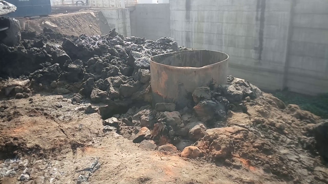 Collapsing bore of a piling rig - YouTube