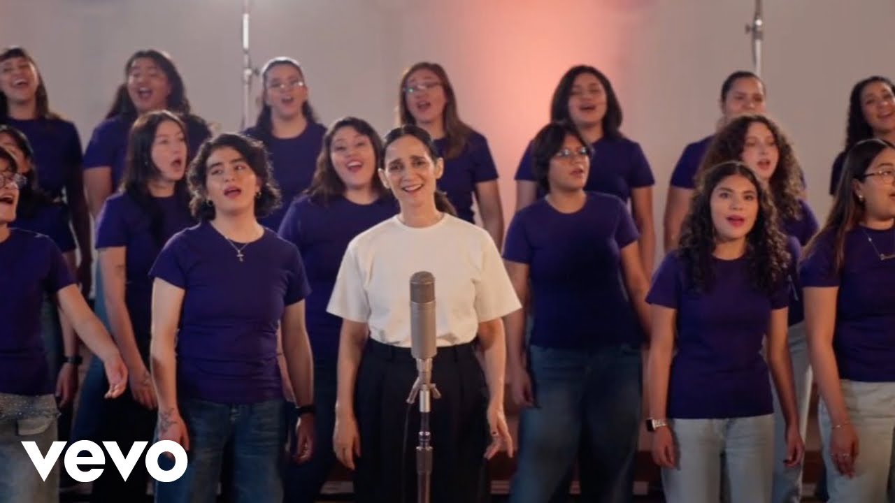 Julieta Venegas - La Niña Futbolista