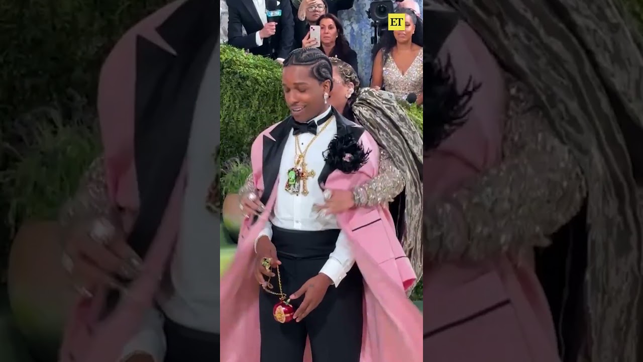 This is what we came for! 👏 #rihanna and #asaprocky have arrived to the #MetGala! 🩷
