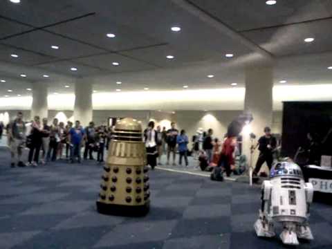 Dalek Chasing R2-D2 (FanExpo2011) - YouTube