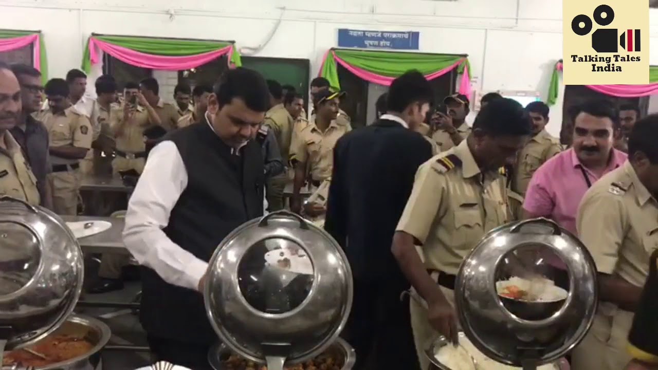 Mahrashtra cm devendra fadnavis stands in queue for dinner with police in nagpur monsoon session - YouTube