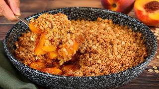Diesen Pfirsich-Crumble mit Haferflocken wirst du den ganzen Sommer über backen! Einfaches Rezept