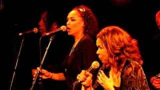 Candi Staton sings Stand by your Man