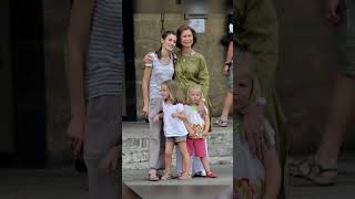 King Juan carlos beautiful Royal family members #kingfelipe #queen letizia #leonora #infantasofia