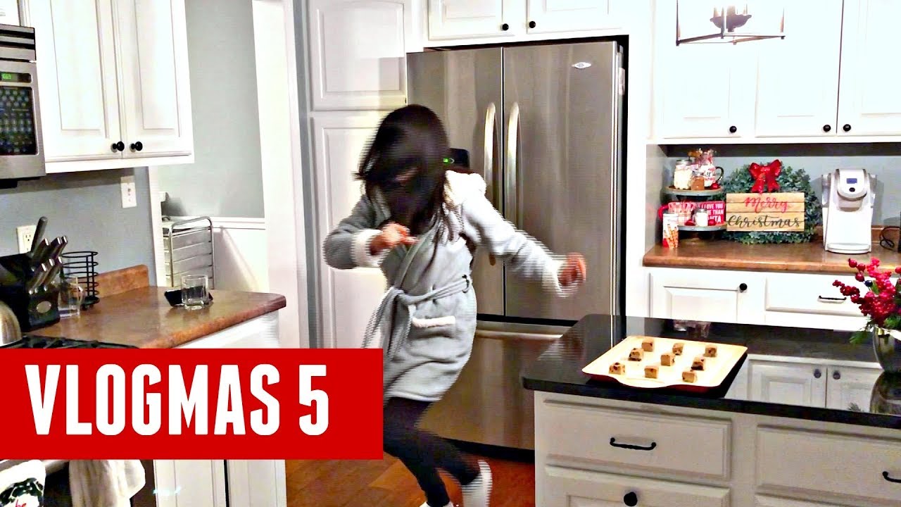 DANCING IN THE KITCHEN | VLOGMAS | BelindasLife