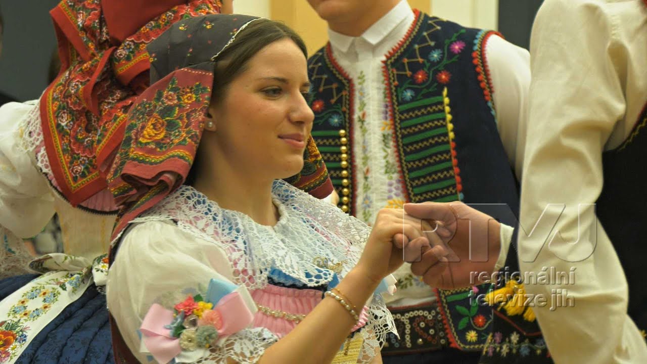 Stárci z Kobylí připravili krojový ples naposledy „BEZ BAB“