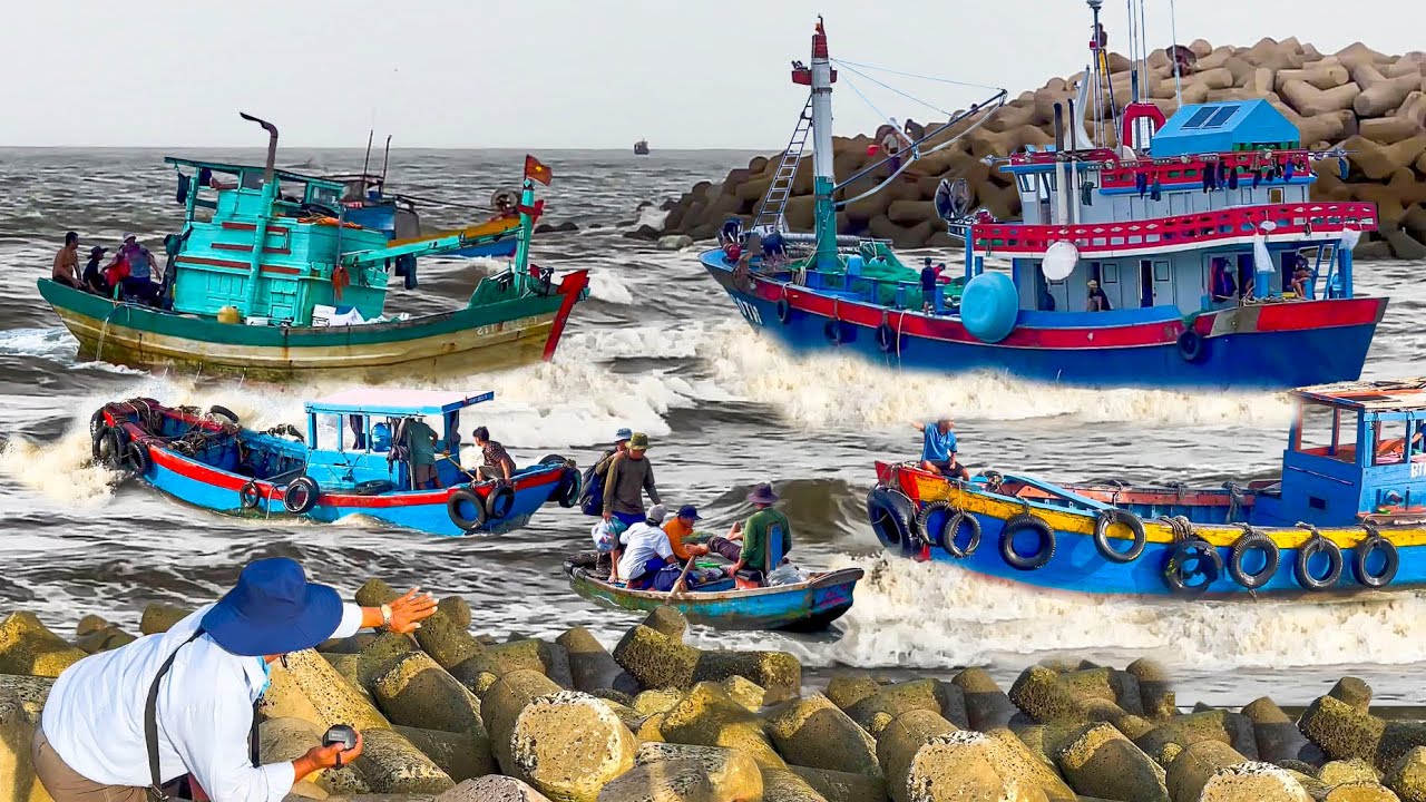 Ngư Dân LaGi Hồi Hộp Vượt Sóng Ra Cửa║Kỷ Niệm Chợ Lagi Bình Thuận Cũ
