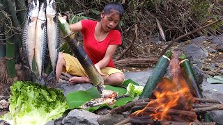 Sea fish salad grilled in Bamboo tree So eating delicious - Adventure solo in forest