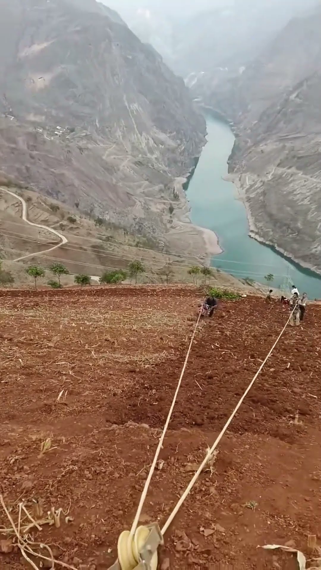 Turn the soil remotely with a slide rail- Good tools and machinery make work easy