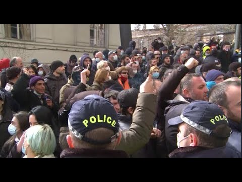 სირცხვილის კორიდორები, ოპოზიციის პროტესტი და პოლიციელებით გარშემორტყმული პარლამენტი