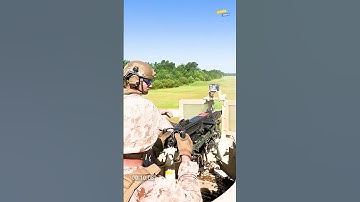 Amerikaanse mariniers vuren met .50 kaliber M2 machinegeweren af ​​die op lichte tactische voertu...