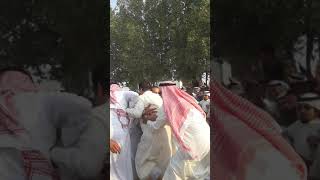 سقوط عدنان عبد الحسين عبد الرضا في مراسيم دفن والده