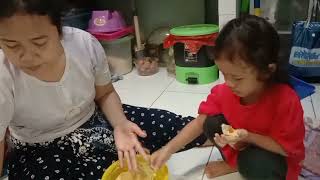 Lagi Uplek Bikin Kue Kesukaan Aldan..