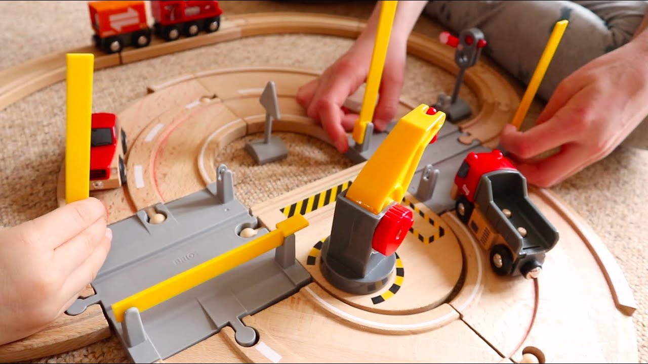 zabawa pociągami Brio • szlabany kolejowe • Road & Rail Crane Set • po polsku • what Rafa creates