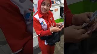 Pegawai Spbu Yang Ramah Dan Cantik