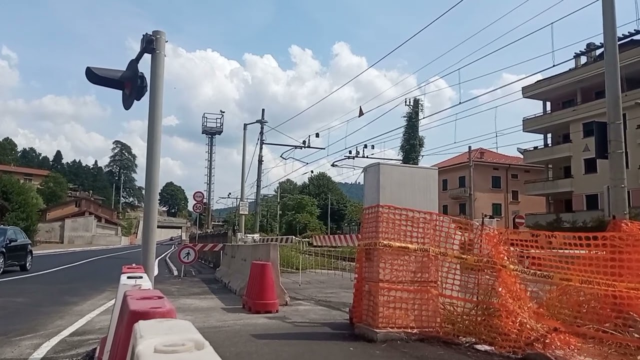 01/11/25 Passaggio a livello-level crossing Italia-Italy (Laveno Mombello)