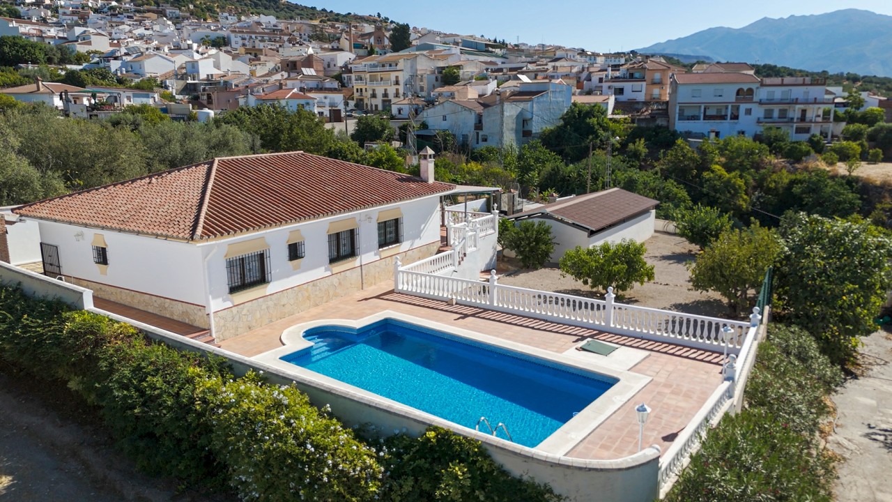 Villa Rafaela is a 4 bedroom 2 bathroom property on the edge of the village of Periana, Malaga