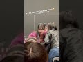 サイン会でたまたま撮ったモモりん、めっちゃ目合ってるんだけどwwwwwなんでwww【緊急サイン会参戦】